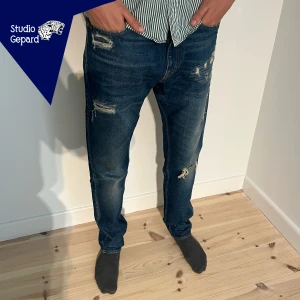 RIPPED TIGER OF SWEDEN JEANS - Riktigt feta Ripped Tiger Of Sweden jeans i slim fit | Skick: 9,5/10 | Strl W32 L34 | Modellen är 182cm | Vårt pris 499 kr | Hör av dig om du undrar någonting!