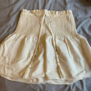 Snygg sommar kjol med snäckor på bandet. Köpt för 399 förra sommaren men använd fåtal gånger 