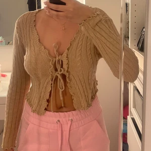 Söt tröja  - Super söt tröja att ha under sommaren, brukar ha ett linne under men gå att ha som på bilden. Endast 50kr 