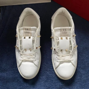 Valentino Skor - Valentino CALFSKIN ROCKSTUD || skick 7/10 || endast skorna medföljer därav pris, en defekt under ena skon men märks inte av funktionsmässigt || hör gärna av dig vid frågor eller funderingar || mvh ||