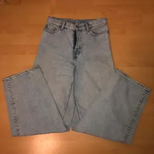 Vida jeans ifrån Weekday i storlek 24  I jättegott skick  För mer info eller bilder på, kontakta mig 🤗