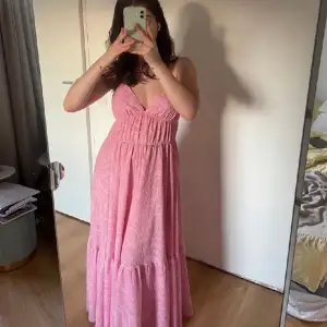 Fin rosa maxi klänning från HM i nyskick! Bilden är lånad!🌸