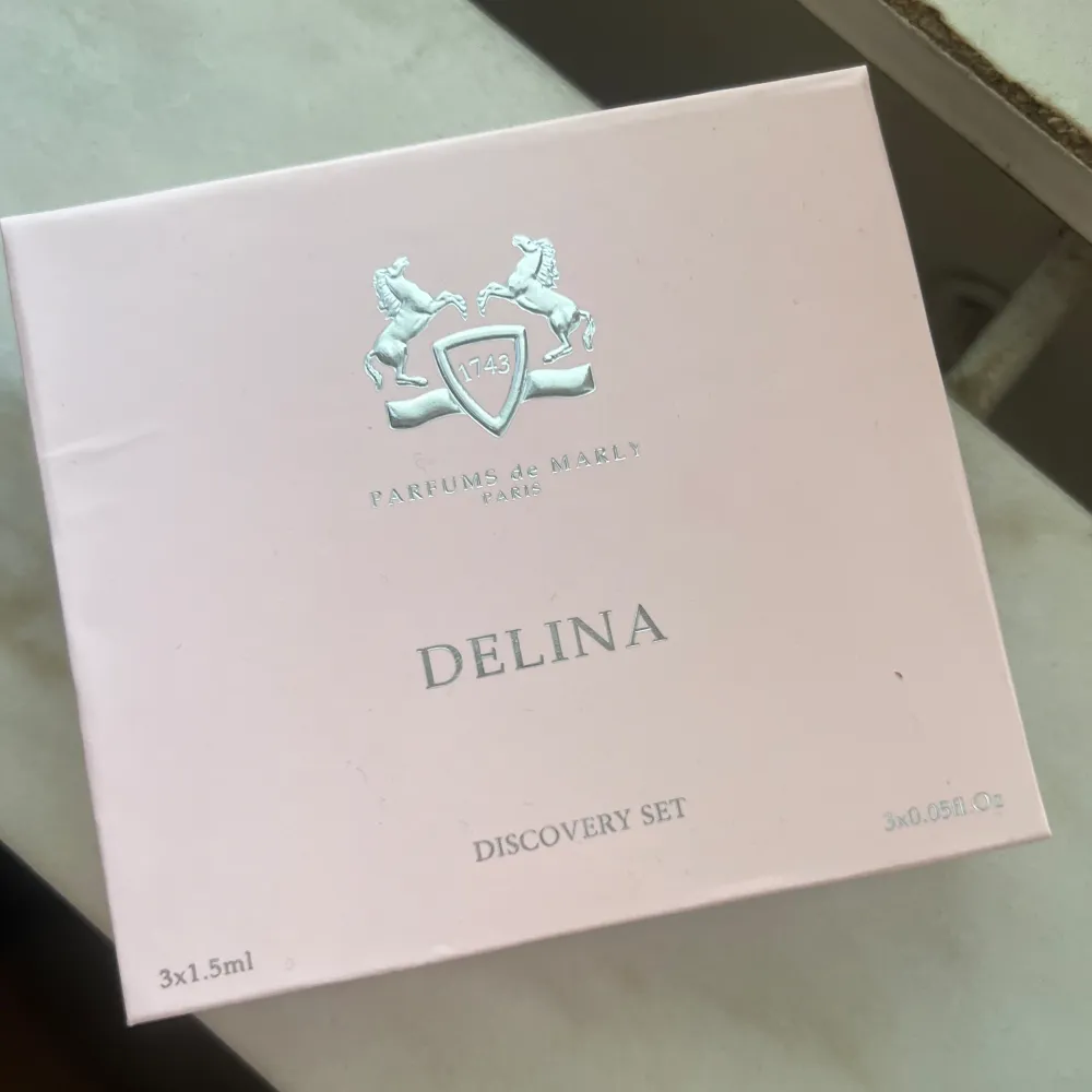 Endast luktat på de 1 gång annars är dem helt fulla! 3 dofter ingår:  Delina Delina exclusif  Delina la rosée . Parfym.
