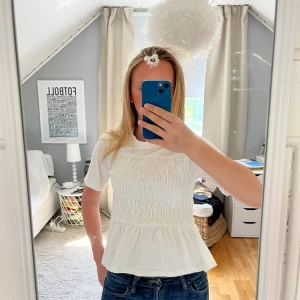 Smockad topp - Säljer denna super söta topp från vero moda, super populär och är endast använd 2 ggr. Ny pris 379💞💞