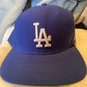 Säljer min LA keps som jag inte använder har använts 10 gånger skriv ifall ni har frågor om Kepsen! Köpt från Hatstore  - UK stil