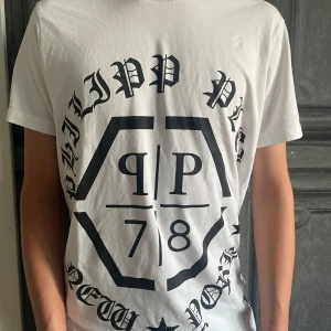 Philipp Plein - Säljer nu denna riktigt snygga t-shirt ifrån Philipp Plein som är perfekt till sommaren. Modellen är ca 178. Inga defekter eller liknande. Bara att skriva vid frågor eller funderingar.