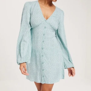 Blommmig klänning  - Kort blommig klänning. Knappt använd. Storlek 42 men skulle säga att den är mer som en 40. 