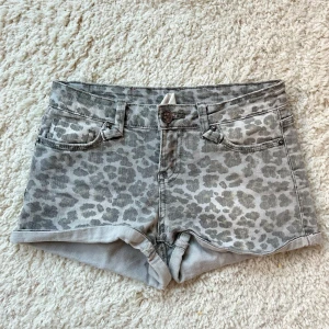 Lågmidjade leopard shorts  - Så snygga lågmidjade leopard jeansshorts. Midjemått: 34 x2 + stretch. Köp sker via köp nu, jag postar inom 24h