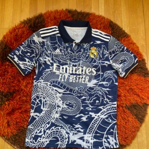 Real Madrid jersey - Säljer en real Madrid Jersey i storleken S. Kontakta mig för övriga frågor