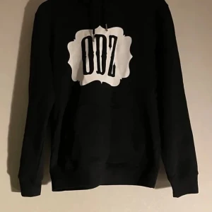 Odz svart hoodie - Säljer då har jag gått ner kraftigt i vikt är i storlek large lite använd bra kvalitet först till Kvarn eller