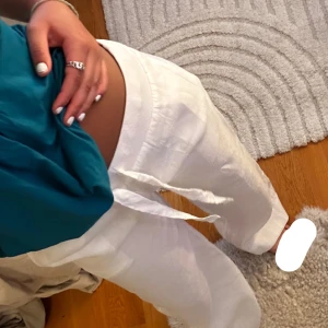 Nya Alobha label linnebyxor - Säljer dessa slutsålda linnebyxor från Alobha label! Skitsnygga nu till sommaren och helt nya/oanvända. Köpte för 899 så säljer för samma då jag aldrig använt dom och lappen sitter kvar (på bilden har jag XS då S är lite för långa på mig som är 165!)