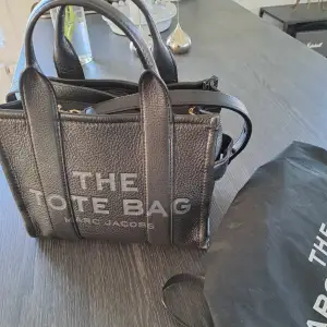 Väska från Marc Jacobs, väldigt sparsamt använd och har bara varit en väska som varit i en annan väska så den ser ut som ny skulle jag säga.. All info finns på sista bilden. Inköpt för 2-3 år sen för 5699 kr