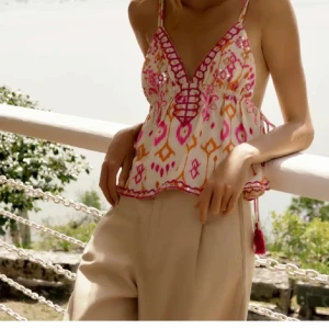 Zara topp - Jättefin zara topp som är slutsåld på hemsidan! Där av priset. Helt ny, använd gärna köp nu! Pris kan diskuteras vid snabb affär