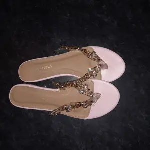 Rosa/beiga tofflor/sandaler från Fashion nova med fjärilar som glittrar🦋✨️ Använda vid två tillfällen, jätte fint skick!