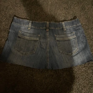 Jeans kjol - Tyget är lite uttöjt på vissa ställen 