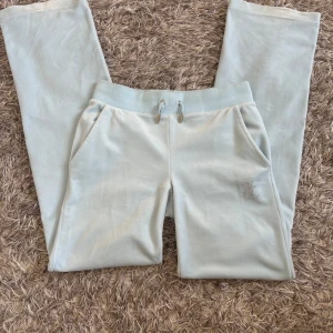 Juicy byxor - Säljer mina ikoniska juicy byxor då de inte passar längre, knappt använda men har lite fläckar på sig (Se bilderna) varav priset. Nypris 1199 kr