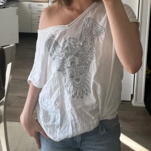 Rockig T-shirt  - Rockig T-shirt från chica london. Kommer till användning för sällan men den är så najs