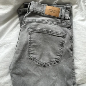 Gråa lågmidjade bootcut jeans - Säljer ett par ljusgråa bootcut jeans! Aldrig använda utan endast testade!💕