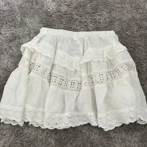 Säljer en fin volang kjol som är perfekt nu till sommaren!💕💕