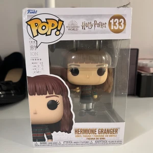 funko pop Hermione Granger - Hermione Granger funko pop i bra skick förutom en liten rivning på förpackningen💕