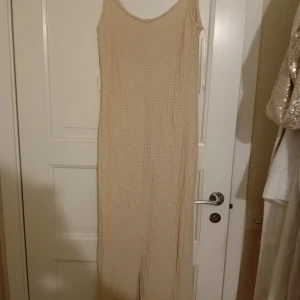 Beige klänning h&m - Klänning från H&M strl M, ny med prislappen kvar.