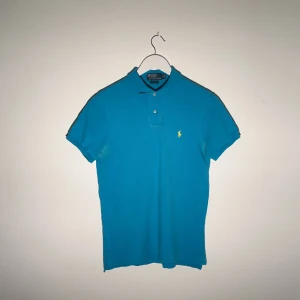 Ralph Lauren piké  - Skick: 7/10 (defekter visas på bilderna, missfärgning vid armhålorna men syns knappt när man har på den)  Storlek: M  Färg: Blå 