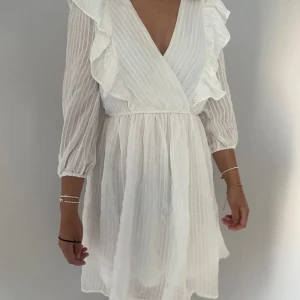 Vit klänning med volanger, endast testad   - Bra skick