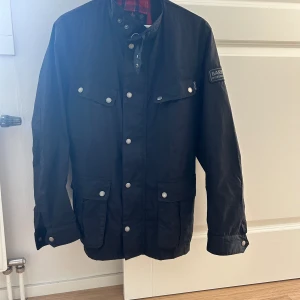 Barbour jacka stl M herr  - Tjena säljer min barbour jacka som är i väldigt fint skick  Jag är 183 och M sitter perfekt på mig  Använd typ 2 gånger och nypris ligger på runt 4000
