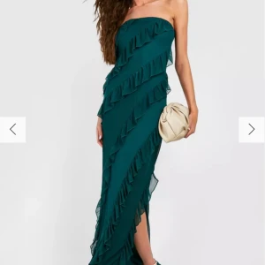 Bandeauklänning maxi med volanger - Nyskick med lappen kvar Emeraldgrön med slits och volanger True to size  Aldrig använd