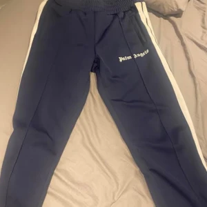 Palm angels byxor  - Säljer då jag inte använder dom längre. Mycket fina byxor och väl bevarade, skick 8/10. Mörkblåa och nypris cirka 4000kr. Pris kan diskuteras.