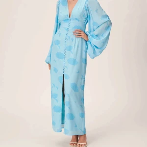 Adoore klänning - Säljer en adoore klänning som enbart är testad. Den blev tyvärr för stor för mig. Jag är vanligtvis en 38/40 men i adoore har jag 42/44. Så denna skulle passa någon som i vanliga fall är 42/44 då denna är strl 50