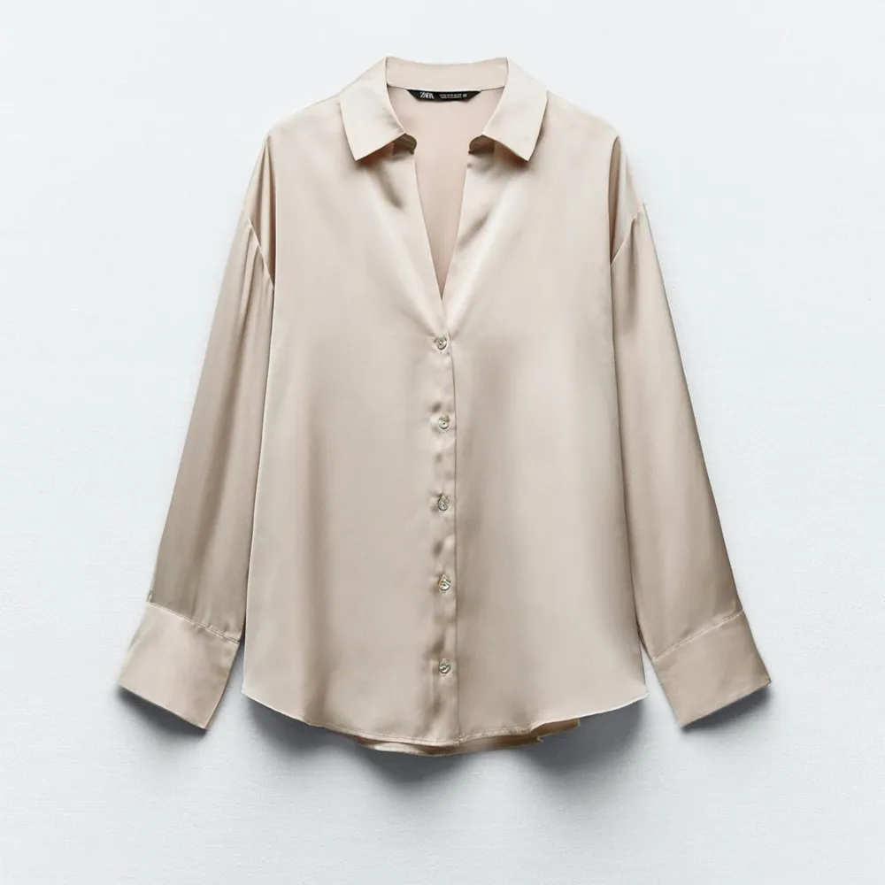 En fin tunn skjorta från Zara!❣️ Aldrig använd och i bra skick!☺️. Skjortor.