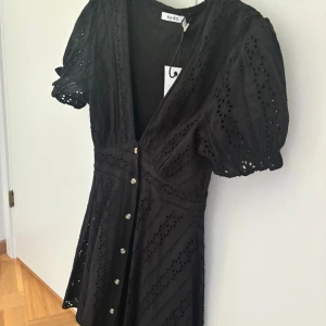 Jättesöt klänning från NA-KD - Oanvänd svart jättefin klänning i strl 34 (XS) 