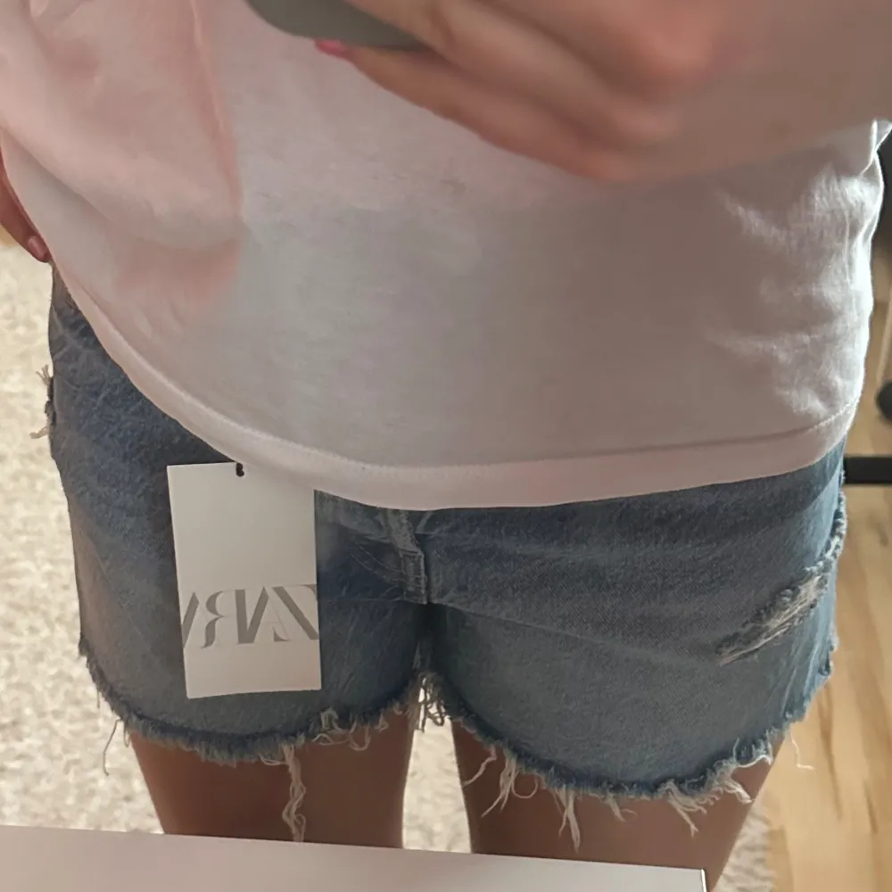 Säljer dessa jätte snygga jeans shorts från Zara! Dem är high waist och har inga defekter som jag märkt av. . Shorts.