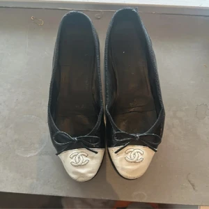 Chanel ballerina - Inte super skick men fortfarande fina! Därav priset 