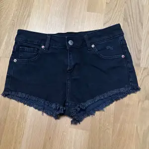 booty shorts. väldigt korta. lågmidjade. helt nya aldrig använda. inga defekter. 