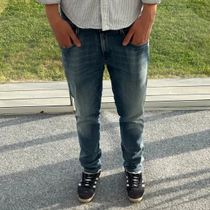 Replay Anbass hyperflex - Säljer dessa feta Replay Anbass jeans i en snygg urtvättad färg 😁 skick 9/10 inga konstigheter | Nypris: 1799kr Vårt pris: 349kr 🔥 kom pm för fler bilder eller frågor, modellen i bilden är 183 68 kg 😁