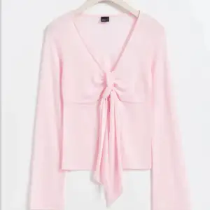 världens sötaste blus!! säljer i både rosa och ljusblå❤️