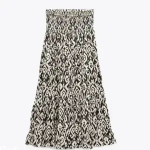 SÖKER!!! Söker denna lång kjol från zara! Om du har en i xs som du kan tänka dig sälja för 3-400 hör av dig!!💞💞🙏🏻