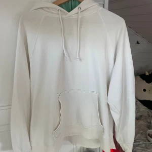 Vit hoodie🤍 - Säljer nu min vita hoodie då jag inte använder den längre och jag rensar ur min garderob:) hör av er vid frågor!