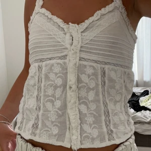 Zara topp - Jag säljer denna toppen för den inte kommer till användning. Jättesöt från Zara. Tvättar såklart innan❤️