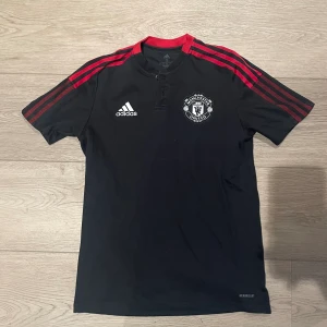 Manchester United Polo - Säljer denna stilrena och snygga polon inifrån Manchester United, i väldigt bra skick, eftersom den inte passar längre. Storlek är S.
