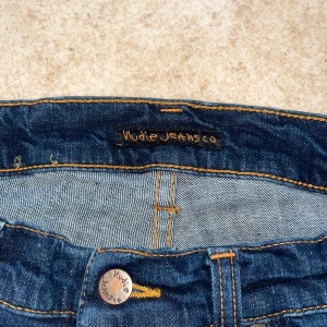 Nudie Jeans Grim Tim - Säljer nu mina Nudie Jeans som inte kommer till användning mer. Skicker på jeansen är utmärkt 9/10 använda några gånger och inga defekter. Jeansen är slim fit. Dessa jeans passar till mycket och till de som gillar grisch stilen🔥Kontakta vid frågor