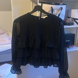 Gina Tricot blus - Super fin blus köpt på Gina Tricots barnavdelning! Ändast använd en gång!! Hör av er om fler frågor❤️