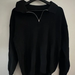 Tröja - Min lillebror har blivit 195 så vuxit ur en del kläder som jag nu säljer åt honom🤝 Vill ni ha bilder på hur kläderna sitter på så är det bara att skriva så löser vi☀️☀️  Denna är helt oanvänd☺️