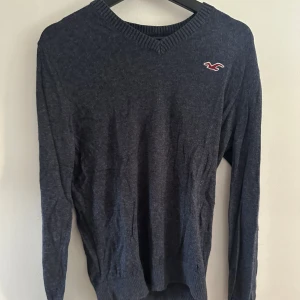 Tröja - Min lillebror har blivit 195 så vuxit ur en del kläder som jag nu säljer åt honom🤝 Vill ni ha bilder på hur kläderna sitter på så är det bara att skriva så löser vi☀️☀️