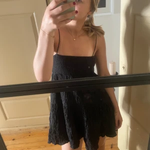 Zara klänning  - Super fin Zara klänning som tyvärr är förliten på mig😔😔 jätte fint skick! Postar genom brev
