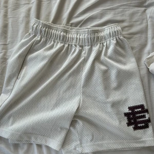 Eric Emmanuel shorts - Eric emmanuel shorts i bra skick. Inga synliga fel på de. Säljes pga passar inte mig