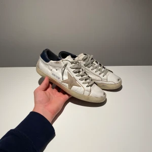 Golden goose - Golden goose superstar med blå bak i storlek 42, fits 42/43. Skorna är i gott skick!