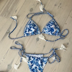 Superfin bikini  - Så fin bikini! Säljer då den tyvärr inte passade mig, skulle säga att den passar B-C kupa, strl S i underdelen. Helt oanvänd!!! Kommer tyvärr inte skicka bild hur den ser ut på🩷
